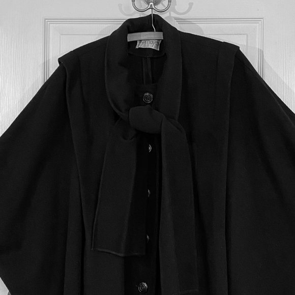 Black Wool Cape Outer Garment but with Long Sleeves by “alex hayes” - Picture 4 of 12